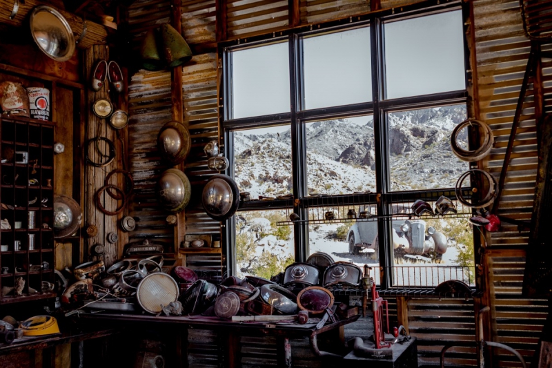 cordonnerie-CHATEAUNEUF GRASSE-min_shop_window_part_junk_abandoned-138873